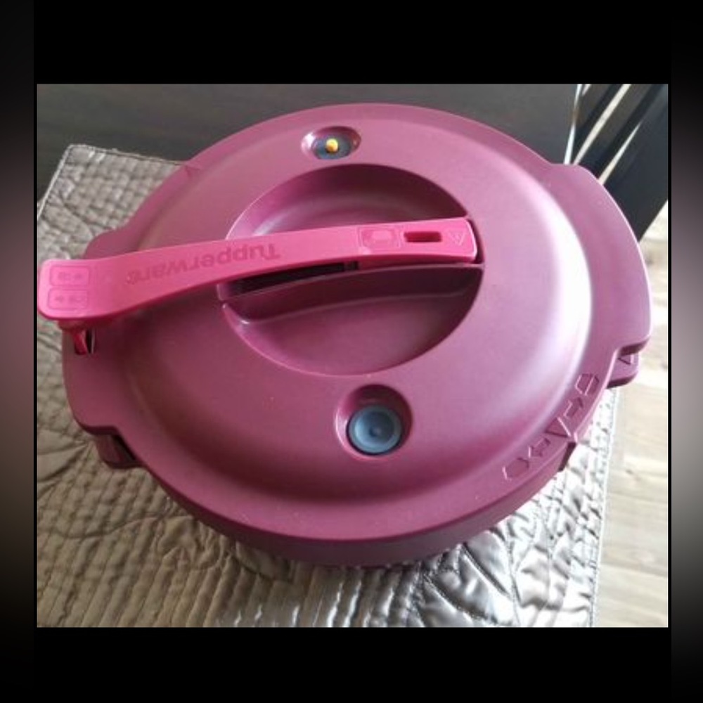 Tupperware Microwave Pressure Cooker w/Instruction Booklet 3 Qt/3 L Pomegranate
